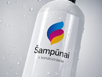 Šampūnų ir kondicionierių buteliukai su kosmetikos etiketėmis