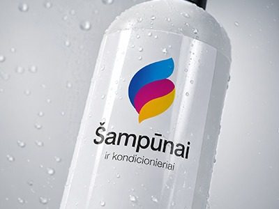 Šampūnų ir kondicionierių buteliukai su kosmetikos etiketėmis